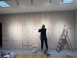 Dimitrina Sevova setting up her installation at the group exhibition Verwoben im Anthropozän